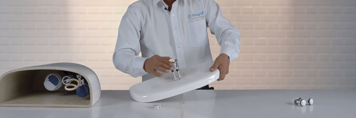 Coloca la tapa del tanque con la botonera de descarga.