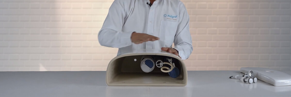 Colocar dentro del tanque la manguera que conecta la válvula de ingreso y de descarga.