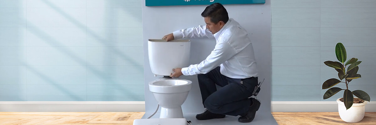 De manera cuidadosa, junta la taza de inodoro con el tanque.