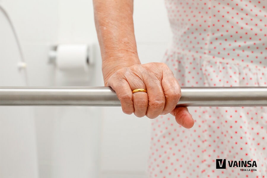 ¿Cómo decidir la altura de barras de seguridad en baños?