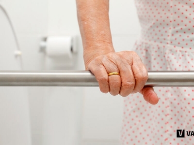 ¿Cómo decidir la altura de barras de seguridad en baños?